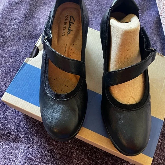 Clarks Emily2 Mabel Black Leather Flats with Classic Design and Polished Finish - Picture 1 of 16